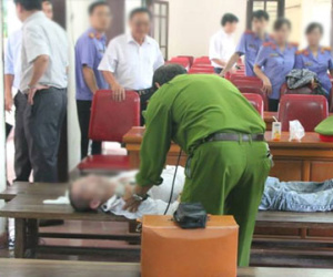Tòa hoãn phiên xử vì bị hại thấy bị cáo là ngất xỉu