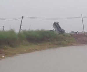 Chấn động: Xuất hiện "đoàn xe ma" chở bùn độc "bức tử" sông Hồng