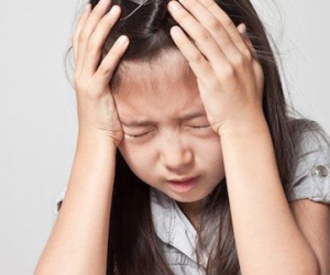 Hoảng hốt thấy con gái 8 tuổi ngực nhú dậy thì