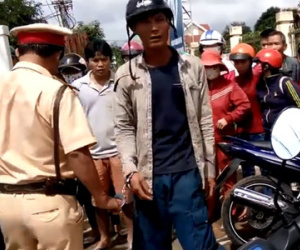 CSGT còng tay người vi phạm giao thông