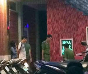 2 thanh niên manh động chém chết người ở quán karaoke