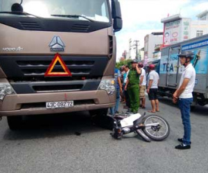 Con dâu bị thương, mẹ chồng chết thảm dưới bánh xe tải