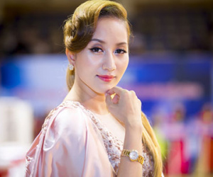 Khánh Thi khoe khéo đồng hồ 500 triệu Phan Hiển tặng