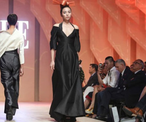 Kỳ Duyên diện váy xẻ sâu làm vedette ở Elle Show