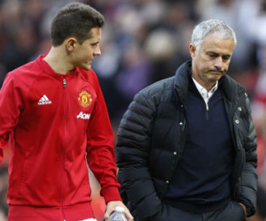 Mourinho khởi đầu mùa giải tệ hơn Van Gaal