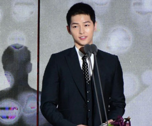 Song Joong Ki nói về tin cưới Song Hye Kyo khi nhận giải lớn