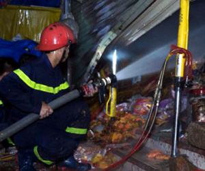 Vợ chồng giám đốc tuột trụ điện thoát khỏi đám cháy