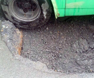 Xe buýt sụp "hố tử thần" vừa lấp ở Sài Gòn