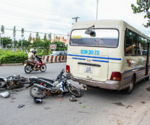 Xe máy đâm vào đuôi ô tô, 4 người nguy kịch