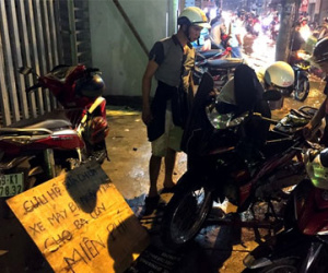 3 anh em sửa xe bị ngập miễn phí tại Sài Gòn