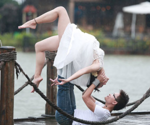 Ảnh cưới và đời thường độc đáo của cặp đôi HLV Yoga