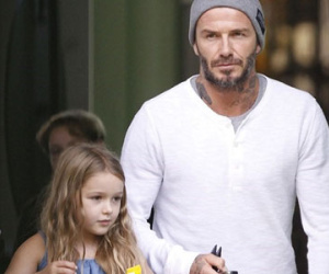 Bé Harper quấn quýt Becks không rời