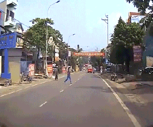 Clip: Người phụ nữ hốt hoảng vì chạy ra giữa đường mới thấy ôtô