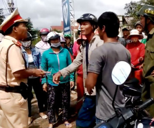 CSGT còng tay người vi phạm vì chống đối