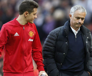 Man Utd từng ba lần đăng quang với 13 điểm sau bảy vòng đầu