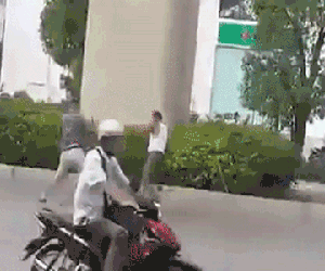 Nam thanh niên cầm gậy vụt ông bác giữa đường gây phẫn nộ