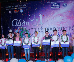 Nhất Nhất trao học bổng thủ khoa Đại học Y Hà Nội