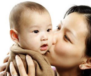 Trẻ khóc lóc, rên rỉ vì bị cai sữa quá sớm và đây là cách của mẹ
