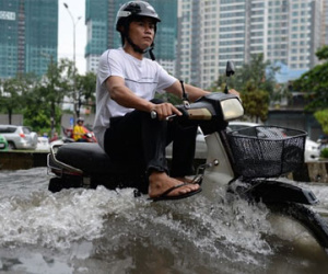 Vật lộn với "rốn ngập" Nguyễn Hữu Cảnh sau cơn mưa chiều