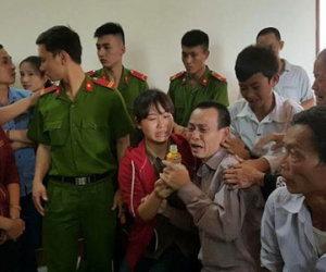 Vật vã kêu oan: Vợ bị cáo quỳ lạy cảm ơn vì tòa hủy án