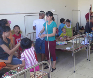 Ăn bánh giầy và giò nạc, gần 100 người nhập viện