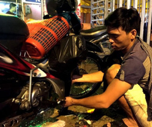"Cần tôn vinh 3 anh em sửa xe bị ngập miễn phí"