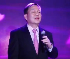 Clip: Phó TGĐ Viettel tiếp tục gây sốt khi thể hiện bản hit "Mưa"