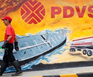 Công nhân dầu khí Venezuela bán đồng phục để mua thức ăn