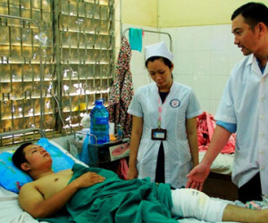 CSGT bị thanh niên ném đá bể xương bánh chè