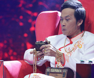 Hoài Linh đeo vàng đầy người trên ghế óng"