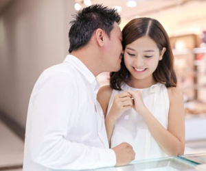 Hôn phu Việt kiều đưa Khánh Hiền đi mua nhẫn cưới