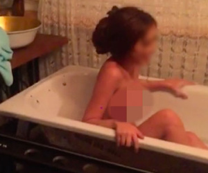Nữ sinh 16 tuổi táo bạo livestream Facebook cảnh bán nude trong bồn tắm