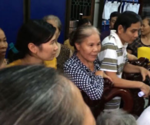 Phụ huynh quây hiệu trưởng vì cho trẻ ăn cơm sống