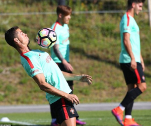 Ronaldo cháy hết mình trên sân tập cùng tuyển Bồ Đào Nha