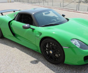 Siêu xe Porsche 918 Spyder màu độc có giá "khóc thét" 45 tỷ Đồng