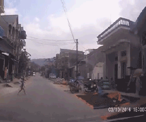 Clip: Ôtô tông bé trai băng qua đường ngã lộn nhiều vòng