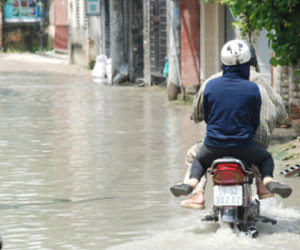 Dân Sài Gòn khổ sở vì nước ngập cả tháng không rút