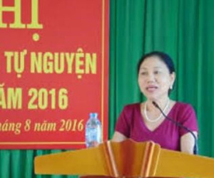 Đóng dấu đỏ lên giấy mời liên hoan giám đốc về hưu