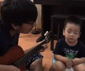 Siêu đáng yêu: Giáo sư Xoay đàn hát nghêu ngao khi cậu con trai vừa "đi vũ trụ" vừa... ngủ