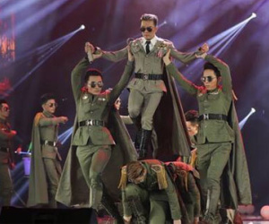 Siêu show 12 tỷ và chuyện Mr Đàm giẫm chân lên lưng bạn diễn
