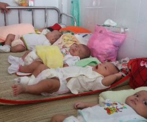 4-5 em bé chen nhau một giường bệnh ở viện nhi