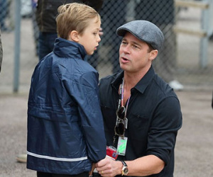 Brad Pitt khóc khi đoàn tụ các con