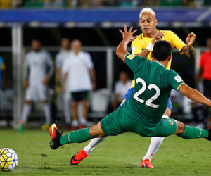 Brazil thắng đậm nhưng Neymar đổ máu