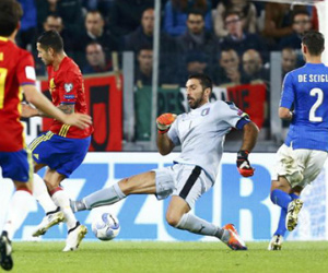 Buffon mắc sai lầm, Tây Ban Nha vẫn không thể thắng Italy