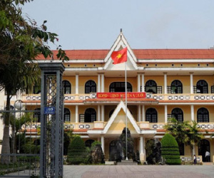 Cả nhà làm quan huyện: Đẩy tới đẩy lui đều anh em cả