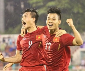Đăng ảnh mừng kỷ lục, Công Vinh bị fan “ném đá” tơi bời