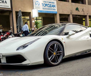 Thợ Việt tự sơn trắng siêu xe Ferrari 488 GTB giá 15 tỷ đồng
