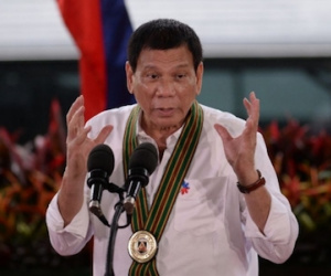 Tổng thống Philippines thách CIA lật đổ