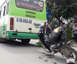 Xe buýt tông thanh niên văng vào dải phân cách, chết tại chỗ