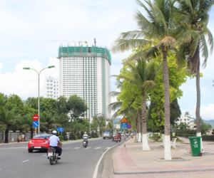 Cao ốc “xé rào” chắn biển Nha Trang: Vẫn thi công dù bị phong tỏa